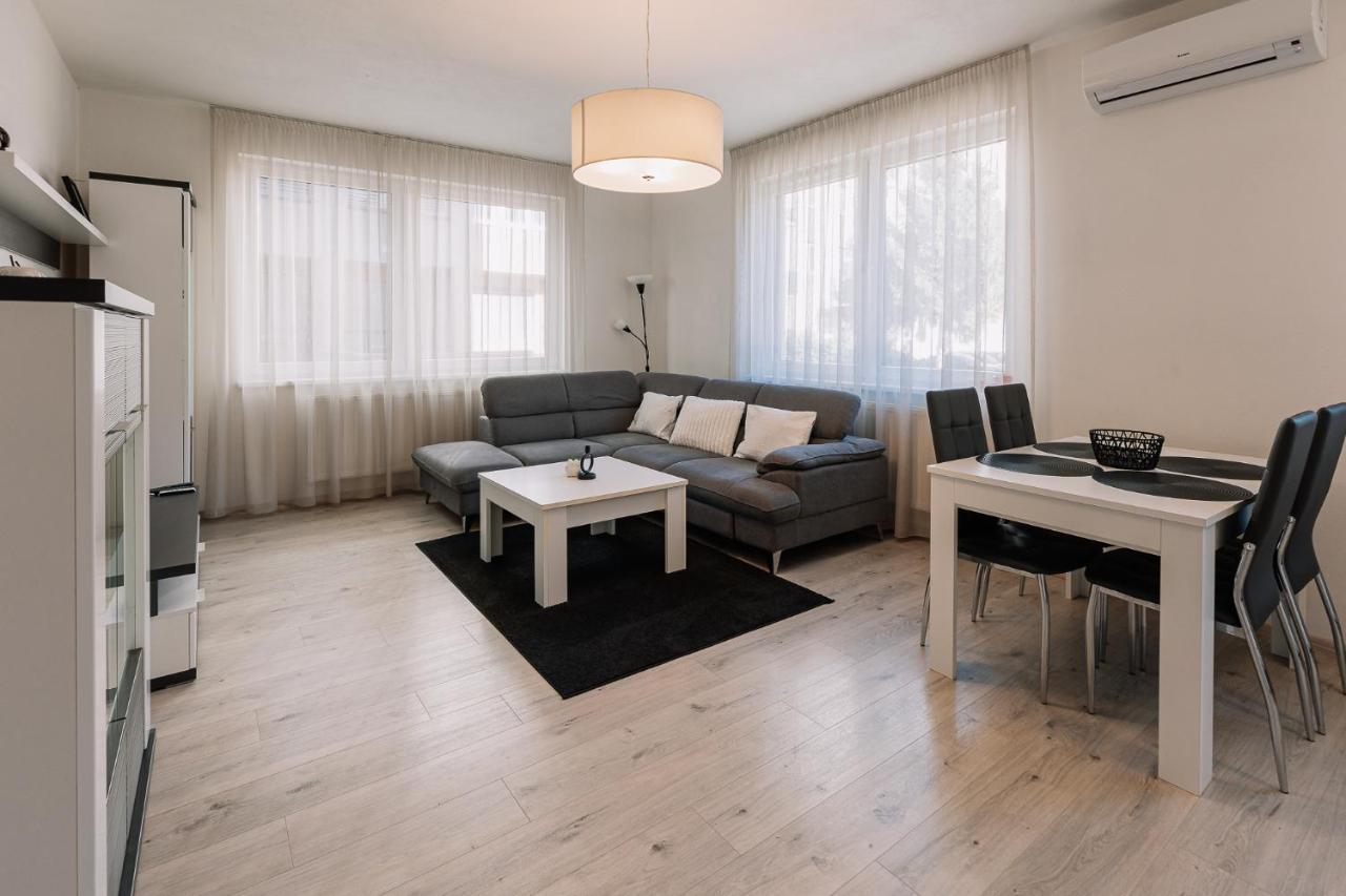 Skau 1 Old Town Family & Business Apartment Free Parking Bratislava Eksteriør bilde