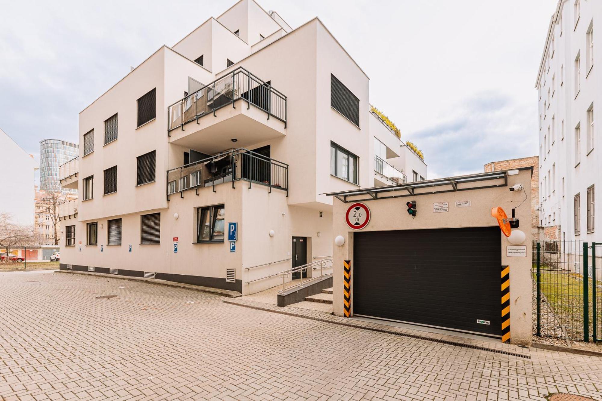 Skau 1 Old Town Family & Business Apartment Free Parking Bratislava Eksteriør bilde