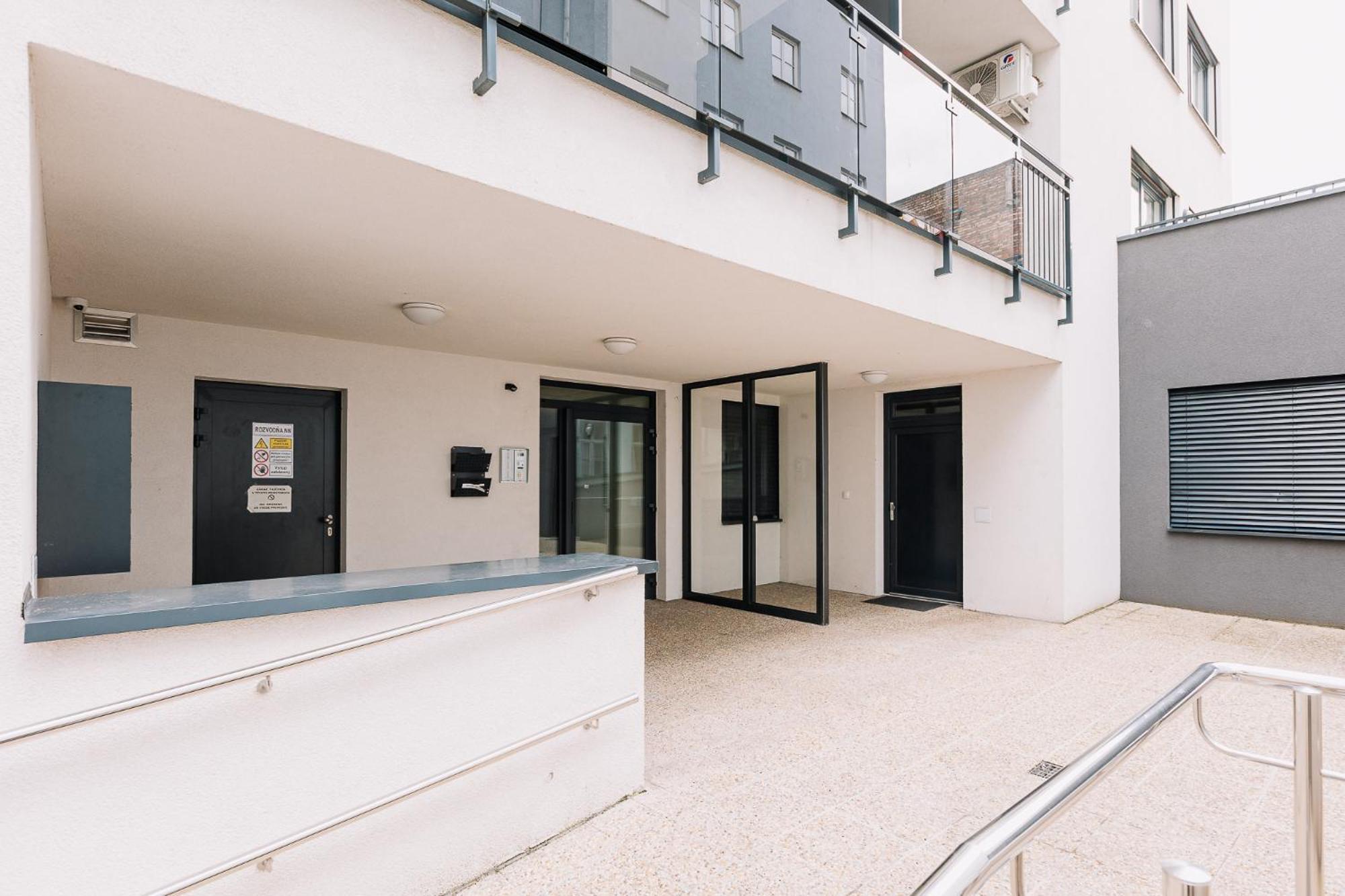 Skau 1 Old Town Family & Business Apartment Free Parking Bratislava Eksteriør bilde